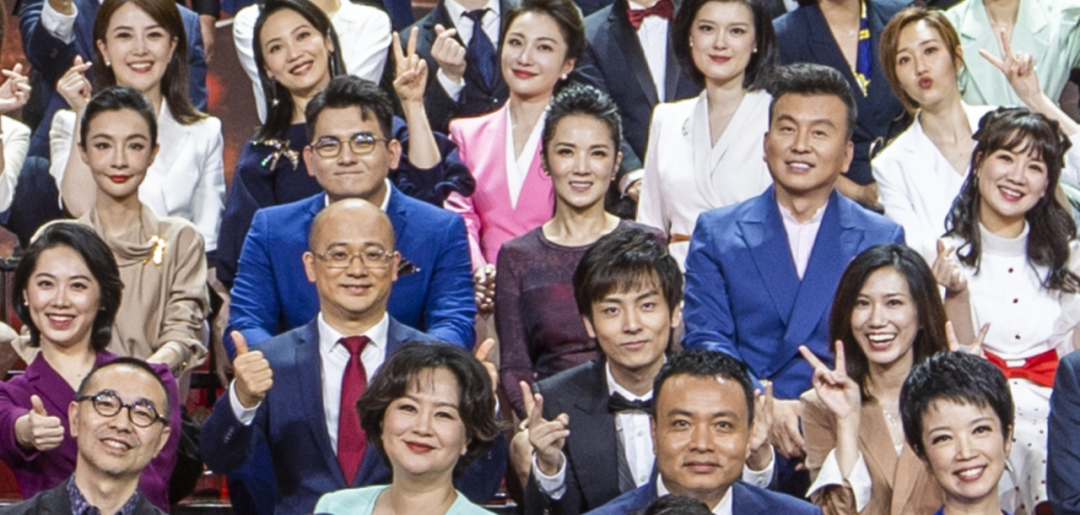 全国107位主持大合影,董卿稳坐c位,撒贝宁地位不如汪涵