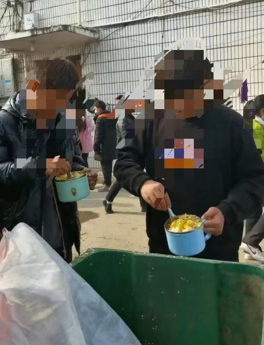 河南郸城县一学校：吃饭蹲在操场上，孩子何时能吃上一口热乎饭？