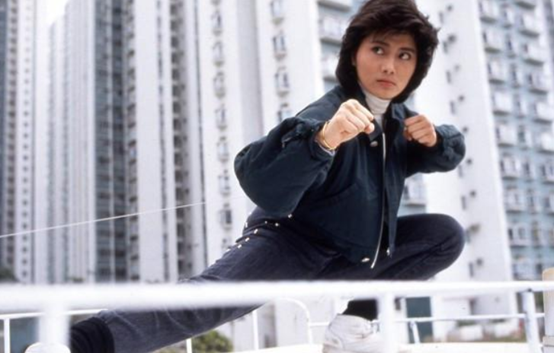 1997年，被拳王周比利一脚踢进医院的女星杨丽菁，如今怎样了？