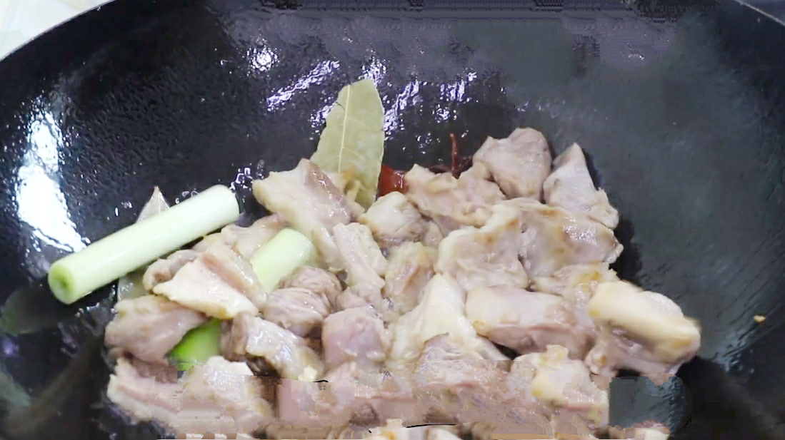 天冷多吃羊肉，教你红烧羊肉的正宗做法，羊肉软烂入味不膻还不腥