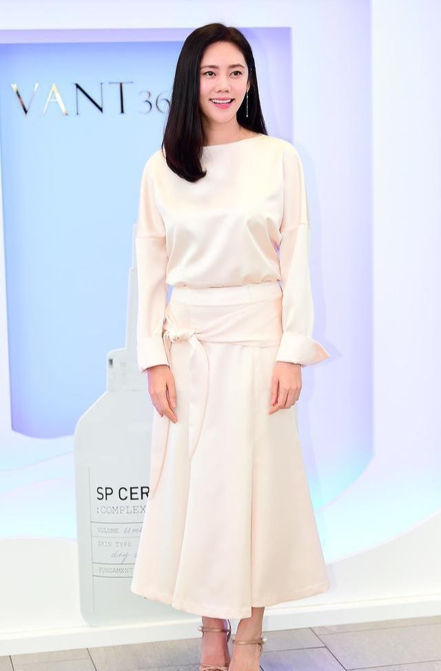 秋瓷炫不止有韩式女主脸，气质也开挂，穿简单的纯色裙也优雅高级