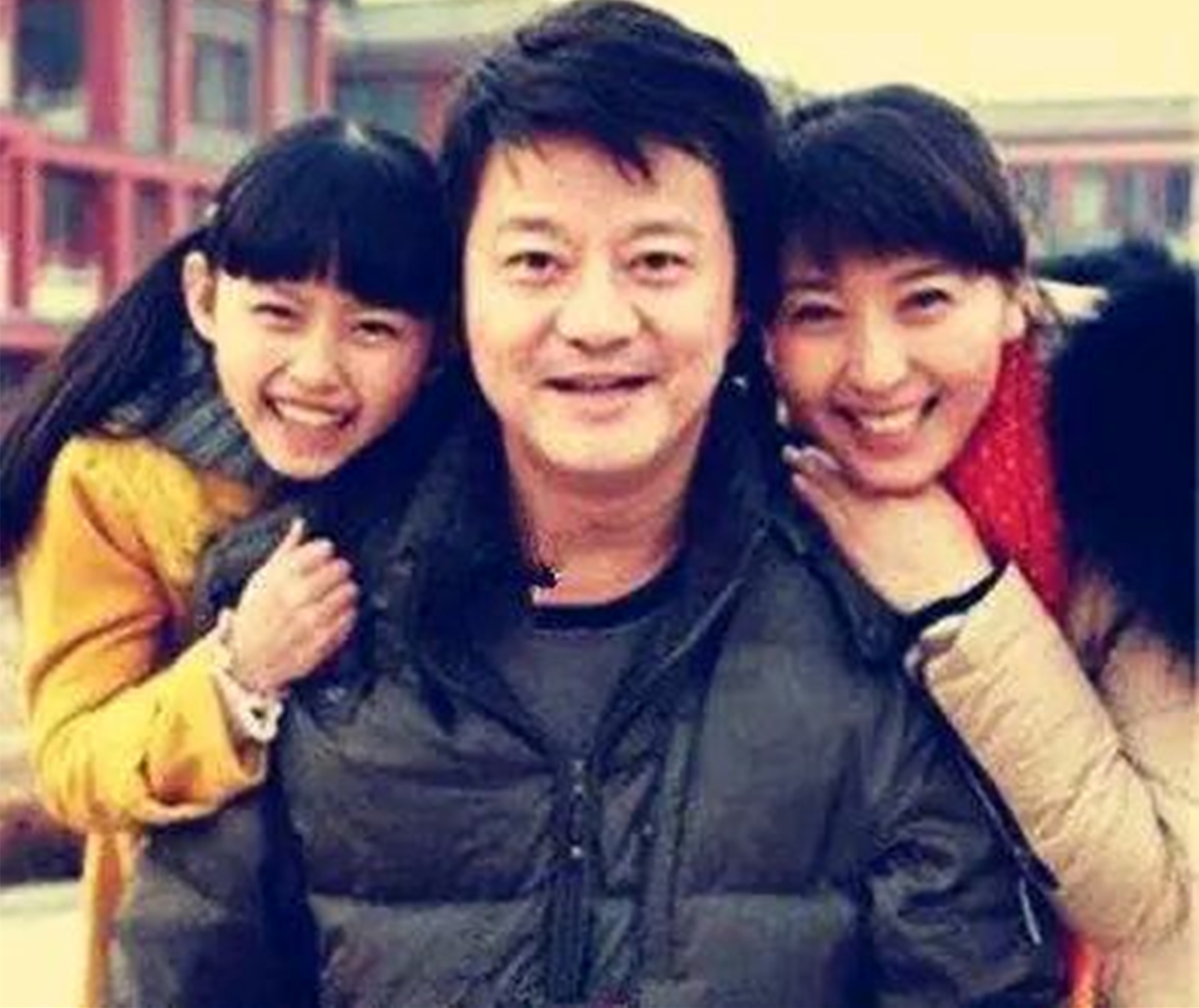 闫学晶离婚原因曝光,现任马明东颜值碾压林越,财富超过赵本山