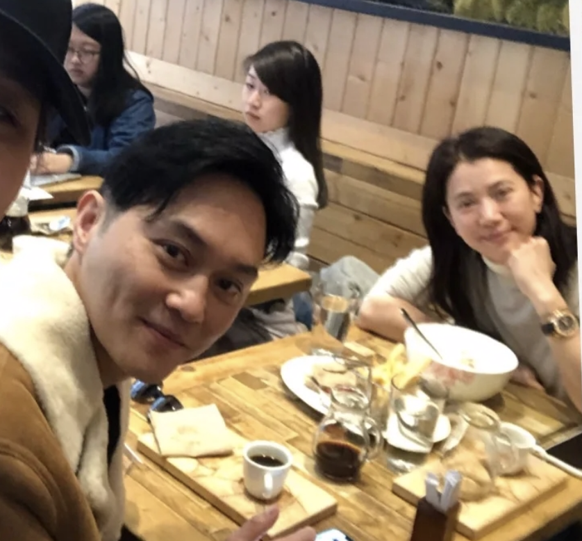 网友偶遇仙靓夫妇就餐，张智霖微笑有亲和力，袁咏仪托腮状态少女