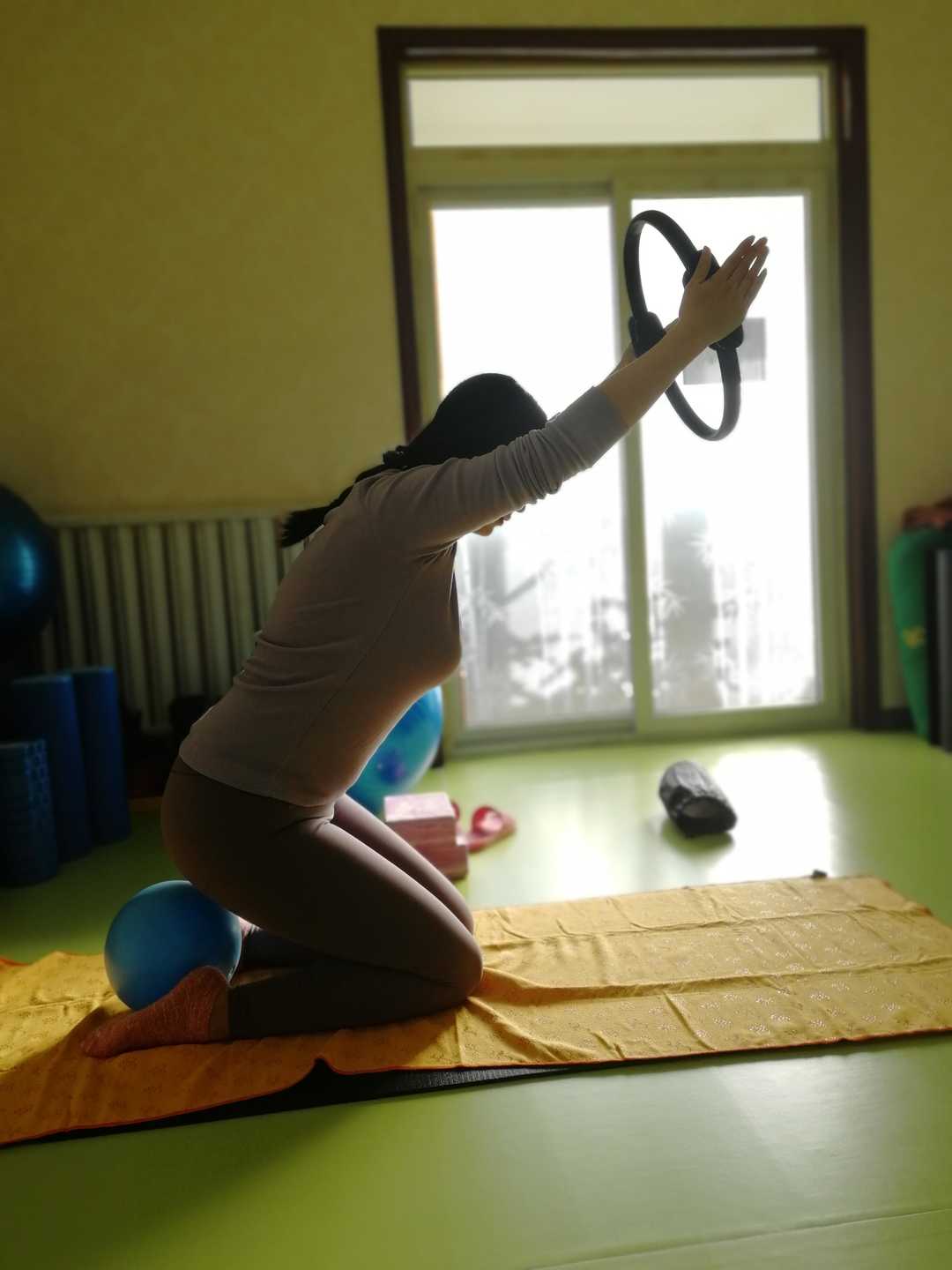 产后瑜伽动作教程（产后瑜伽恢复可以练哪些瑜伽动作）