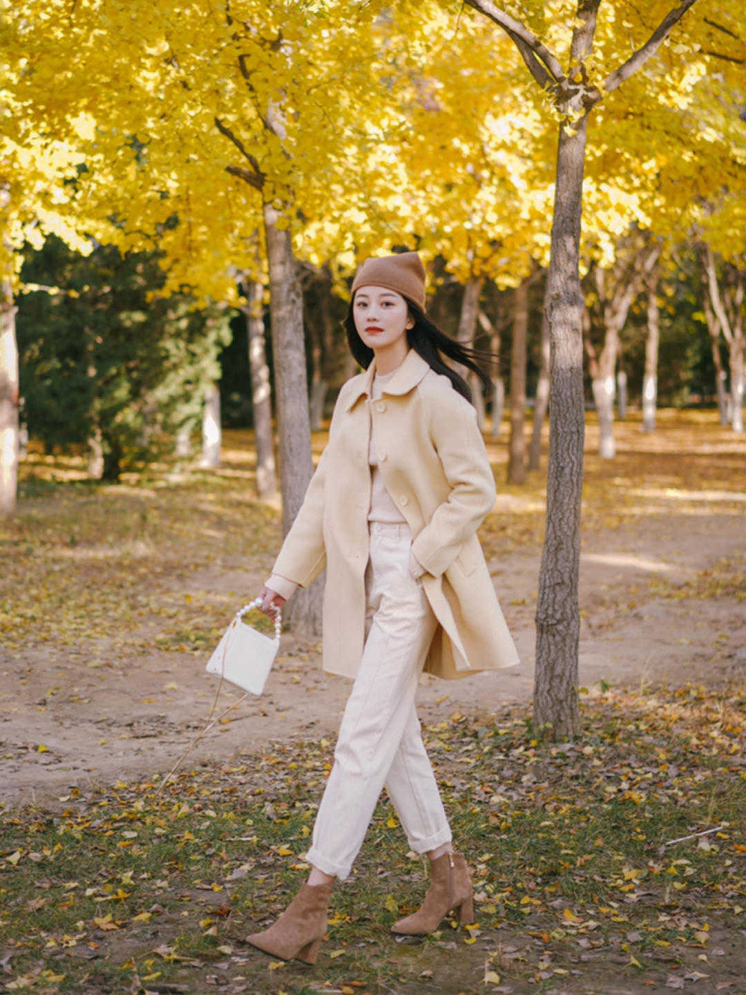 小个子女生，尽量穿大衣配短靴，2021年流行这几款，气质非凡