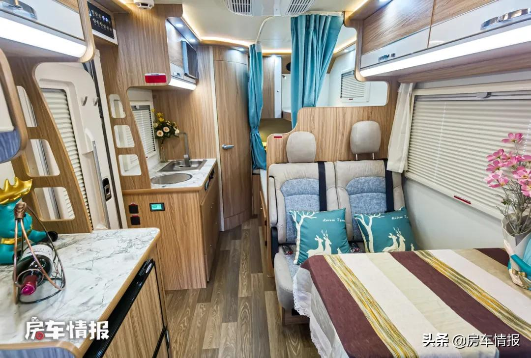 新款福特全顺房车，2.0T+6AT好开又舒服，一家4口玩得爽