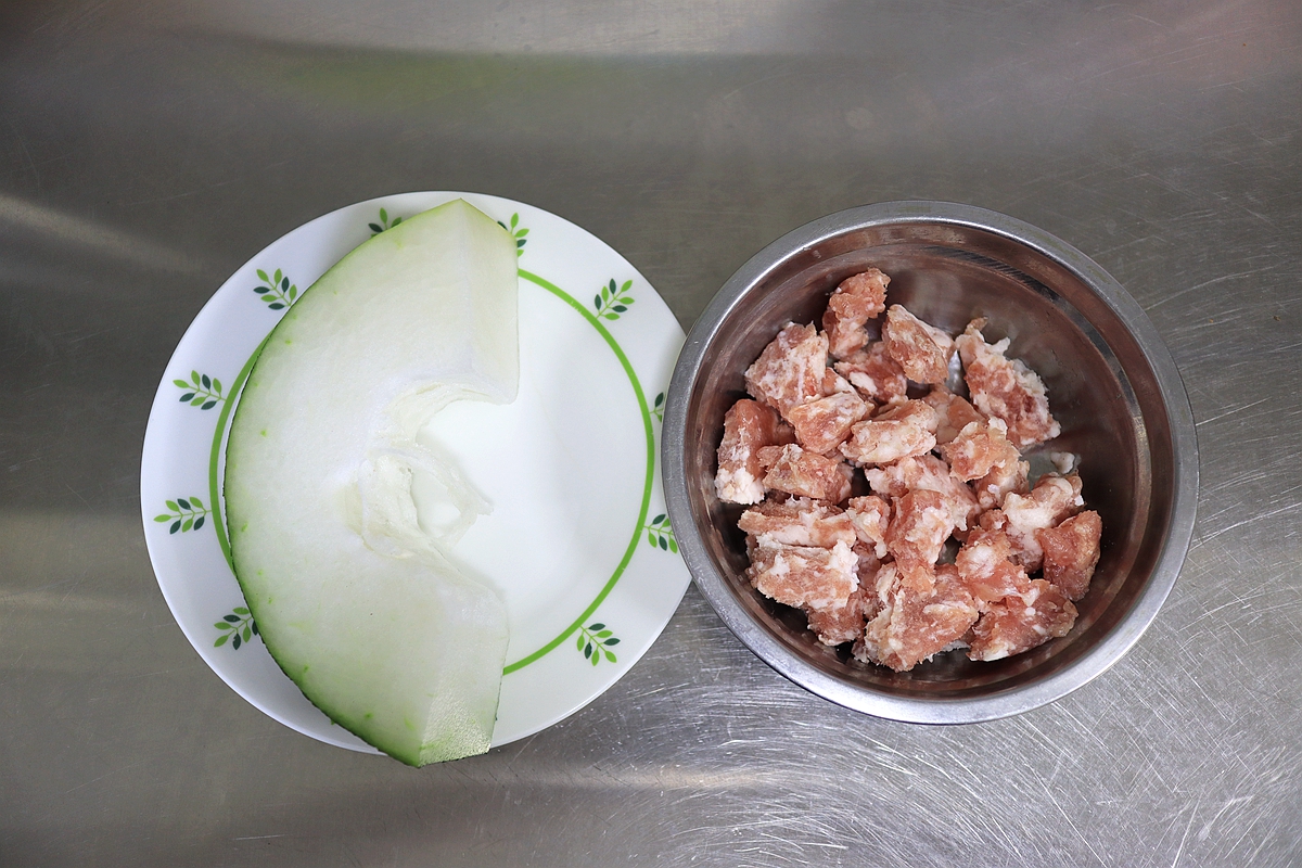 冬瓜丸子汤的做法和步骤「冬瓜汆丸子汤的家常做法及小窍门」—【鲜美滋润的冬瓜丸子汤】—
