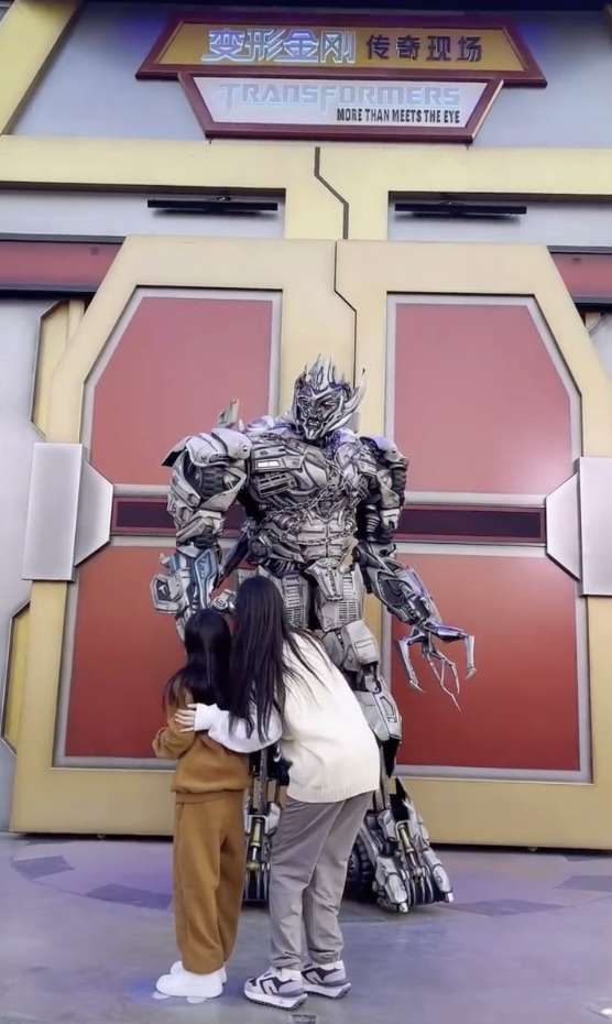 李小璐带女儿打卡环球影城，母女俩同步秀高抬腿，同款发型像姐妹