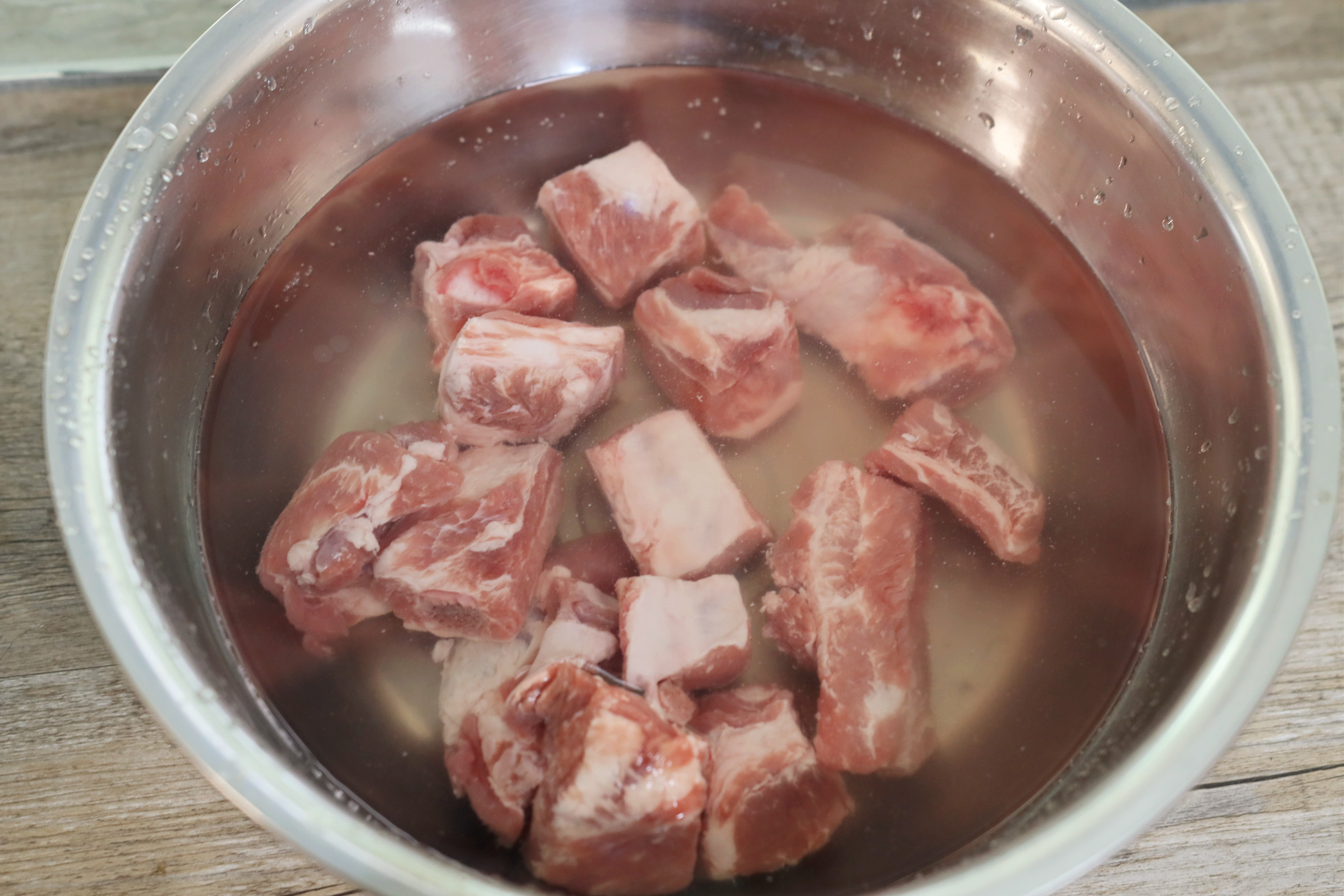 煲汤炖排骨，调味料不能乱用，只用一味料就行，肉味足汤鲜美