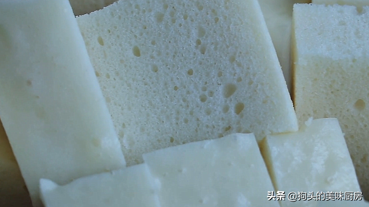 家里有牛奶跟面粉就能做的牛奶松糕，细腻绵软，比发糕简单好吃