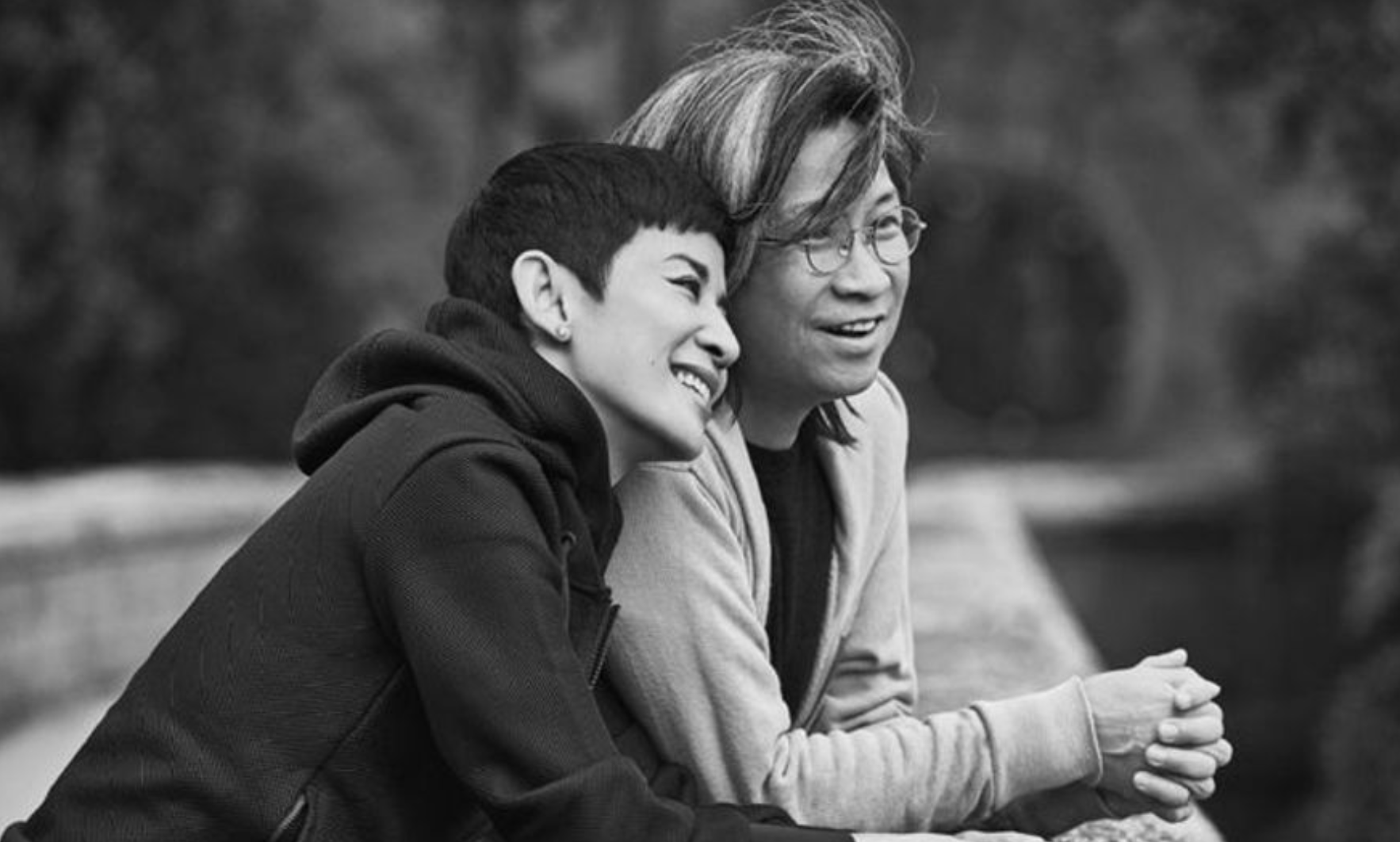 吴君如带丈夫女儿回母校，陈可辛厚底鞋抢镜，女儿身高快赶上妈妈