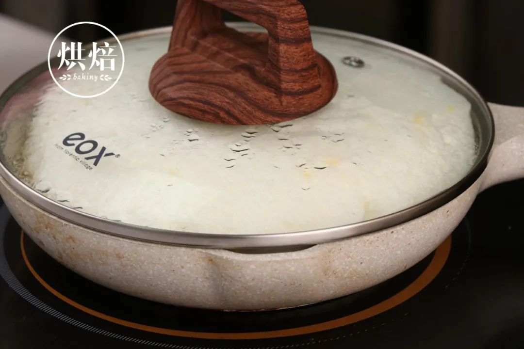 用平底锅煎了个蛋糕 播放量一不小心上了千万 软软呼呼像云朵