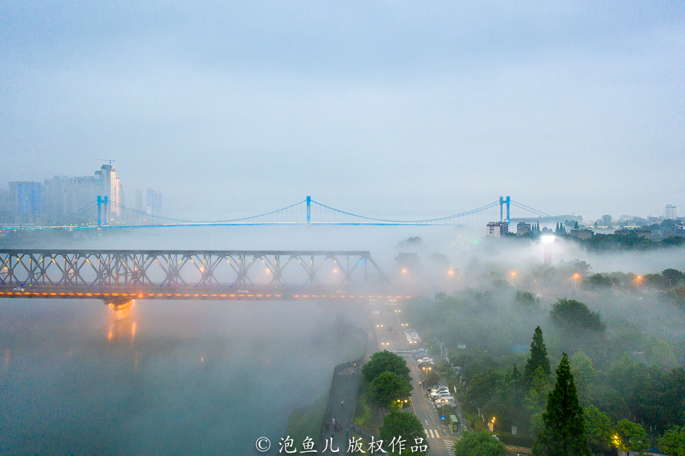 难得一见！下雨天出现平流雾奇观，襄阳古城秒变“海市蜃楼”