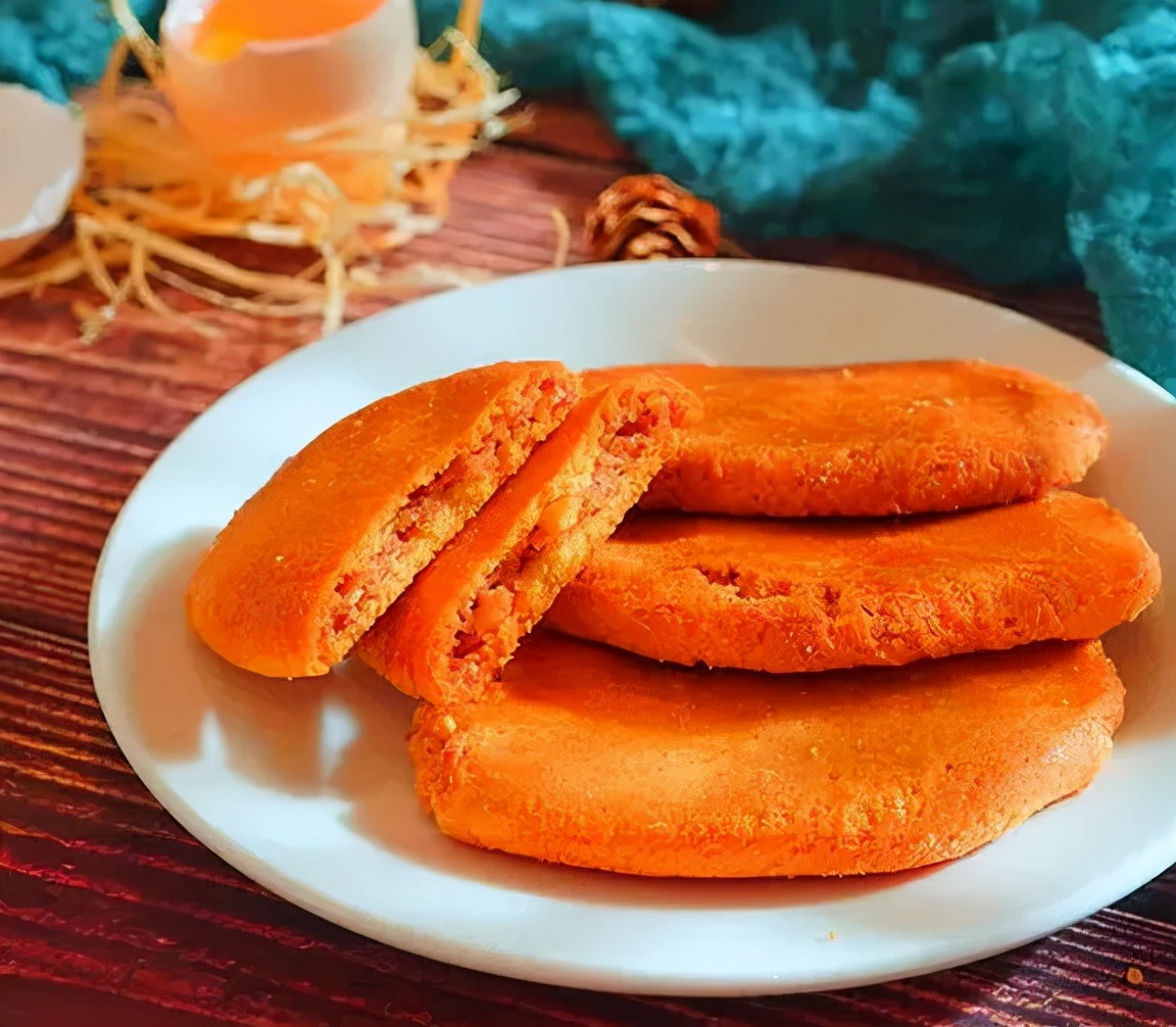 广东四大名饼之一的鸡仔饼，外表酥脆，浓香四溢，勾人心魂