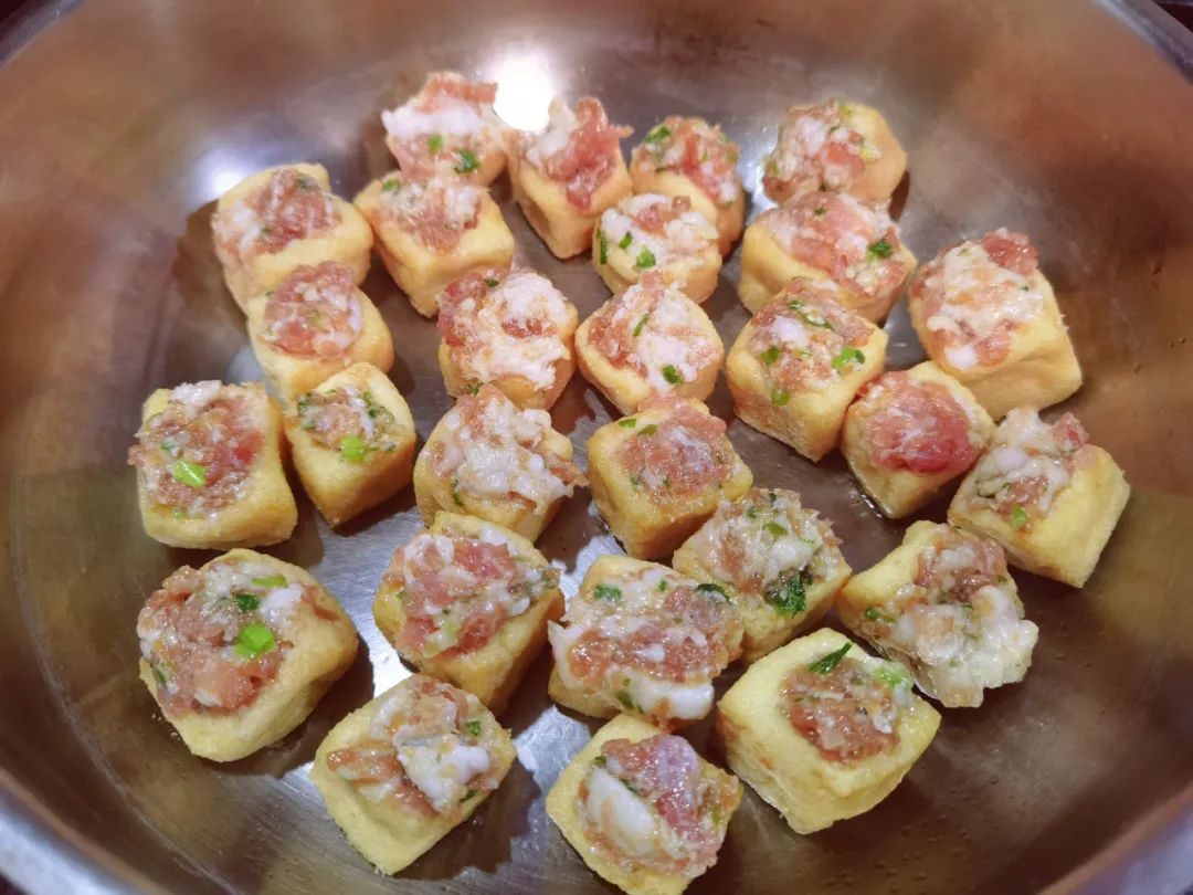 超下饭的油豆腐塞肉，一口一个很过瘾，肉香和豆香结合在一起
