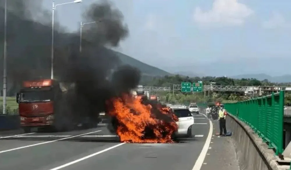 變道、超車又有新規(guī)！公安部：10月起實施，嚴查違法行為