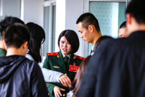 军队文职招聘遇冷，月薪超9000元也少有人报名，究竟是什么原因