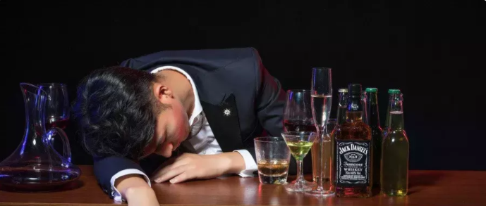 第1种,喝醉后倒头大睡,生活中有许多人喝醉之后都会出现这样的情况