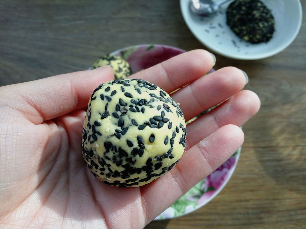 孩子很喜欢吃的南瓜芝麻球，外酥里糯的，大人孩子都喜欢