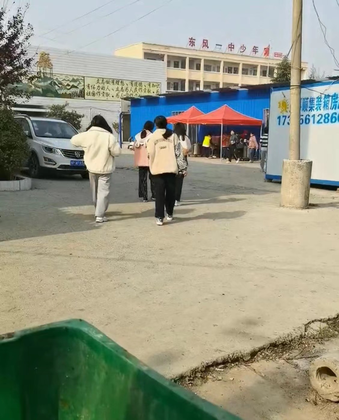 河南郸城县一学校：吃饭蹲在操场上，孩子何时能吃上一口热乎饭？