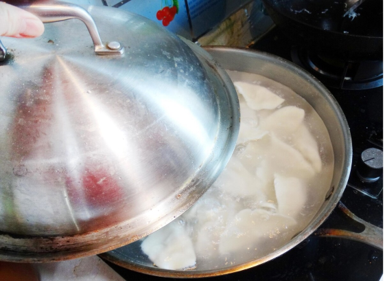 如何煮饺子，冷水下锅还是热水？