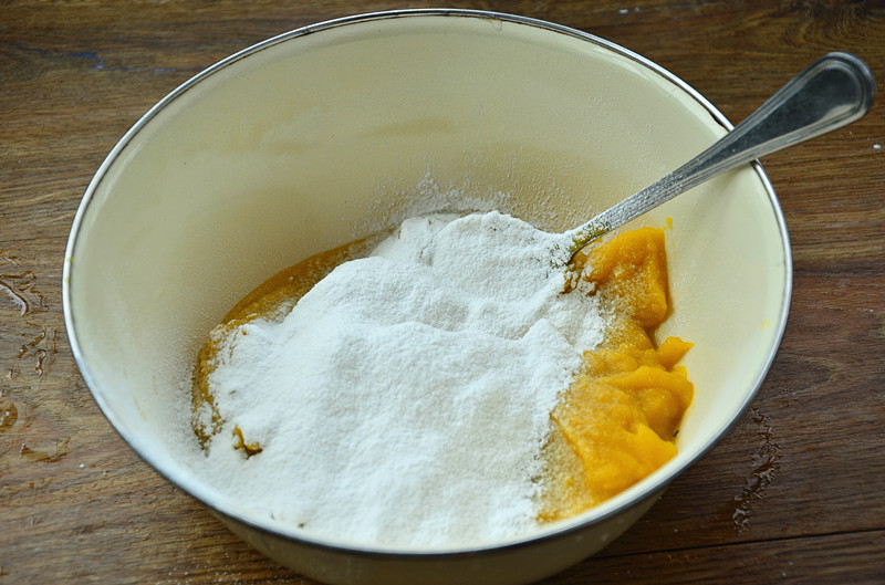 孩子很喜欢吃的南瓜芝麻球，外酥里糯的，大人孩子都喜欢