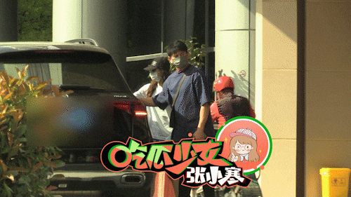 吴奇隆一家三口逛超市，刘诗诗推着婴儿车，步步肉嘟嘟萌态十足