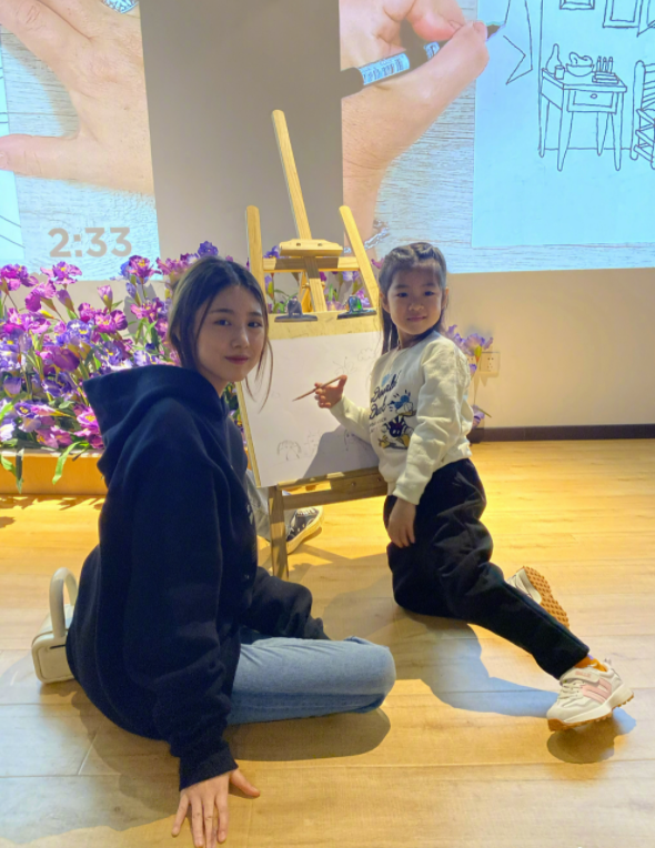 章子怡晒出游照，全家抱团取暖，继女小苹果坐中间家庭地位提升