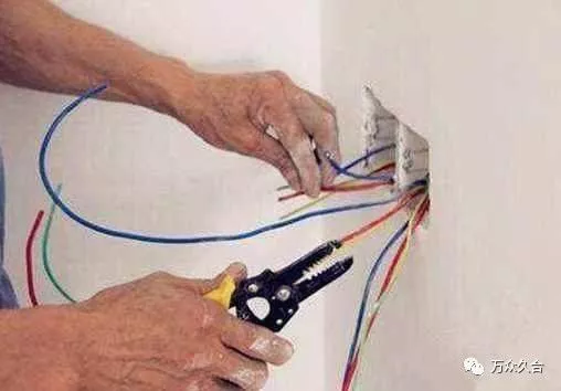 一开始工人这样接电线，我以为偷工，老师傅一看说手法专业