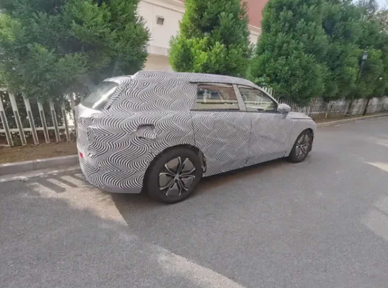 「汽车V报」小鹏全新SUV预告图发布；新款吉利缤越PHEV上市-20211112-VDGER