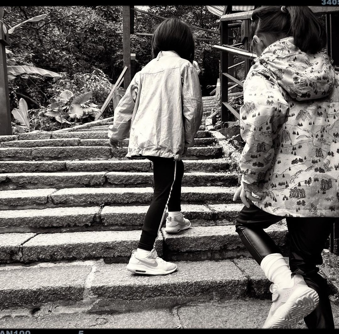 修杰楷骗俩女儿爬上山顶，咘咘波妞说了近200次“好累”却仍坚持