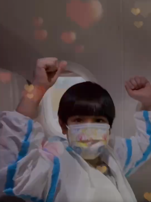 吴尊带全家来中国，晒全家福超温馨，俩孩子表白中国想去迪士尼玩