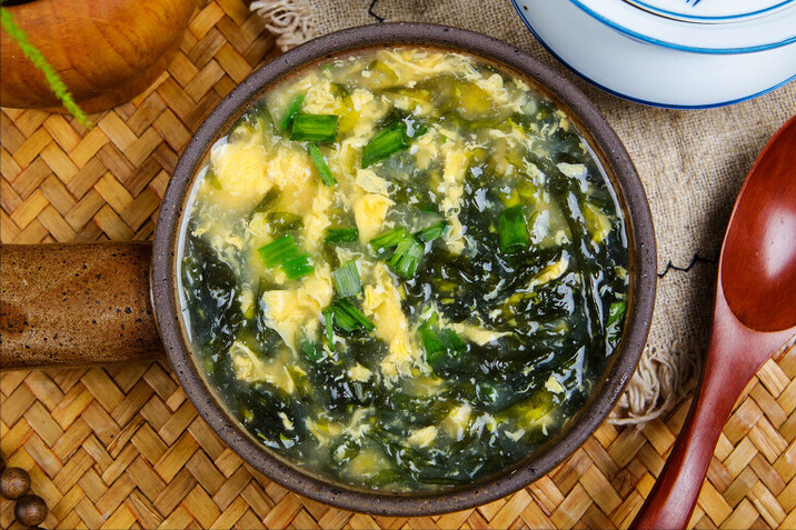 做紫菜蛋花汤，紫菜用不着下锅，教你地道做法，紫菜汤又鲜又香