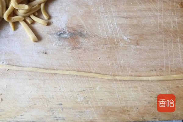 好吃的麻花自己在家做，成本才几块钱，一捏一提卷成花，特别酥