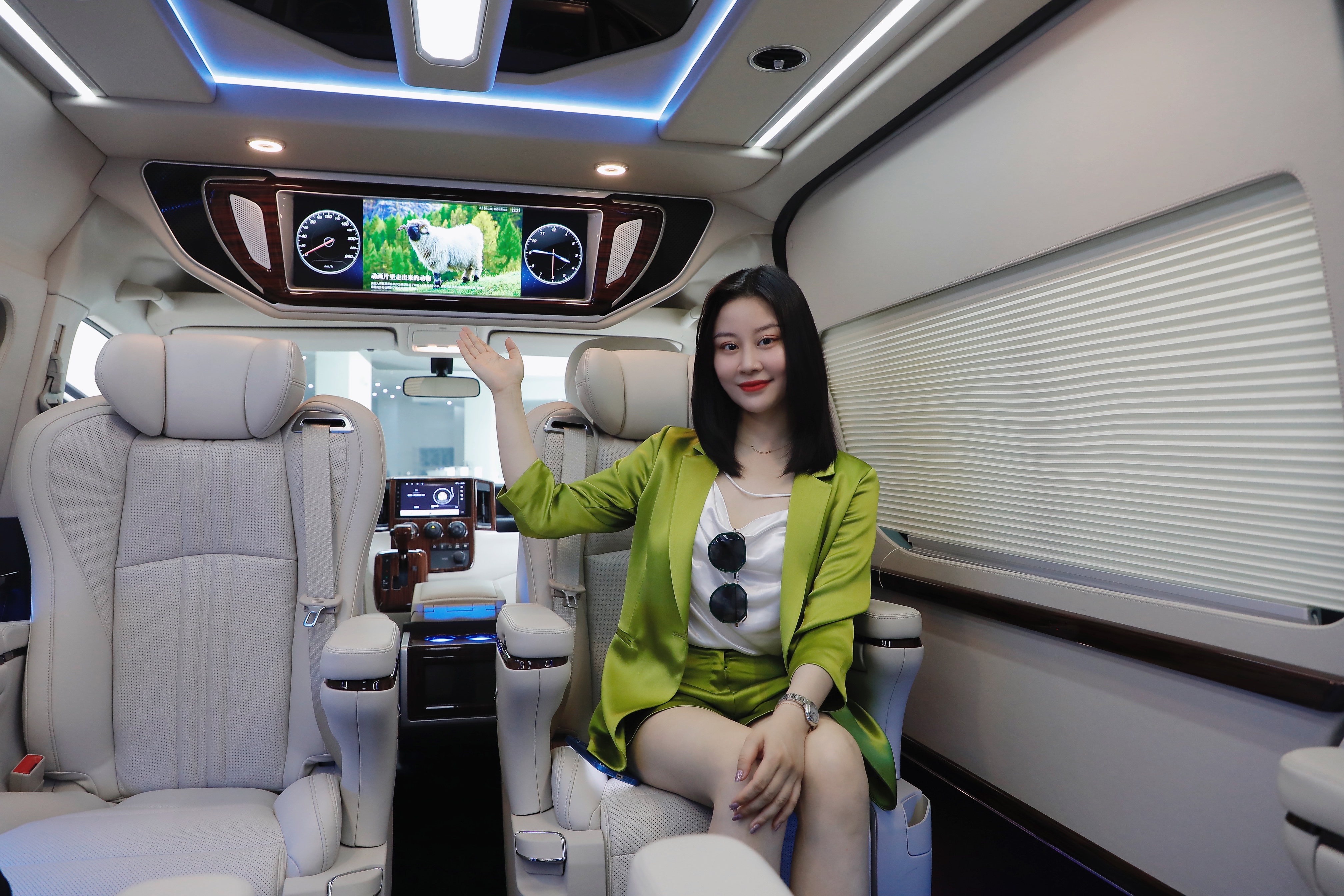 实拍5.9米长的丰田保姆车！配4个埃尔法航空座椅，MPV头号霸主？