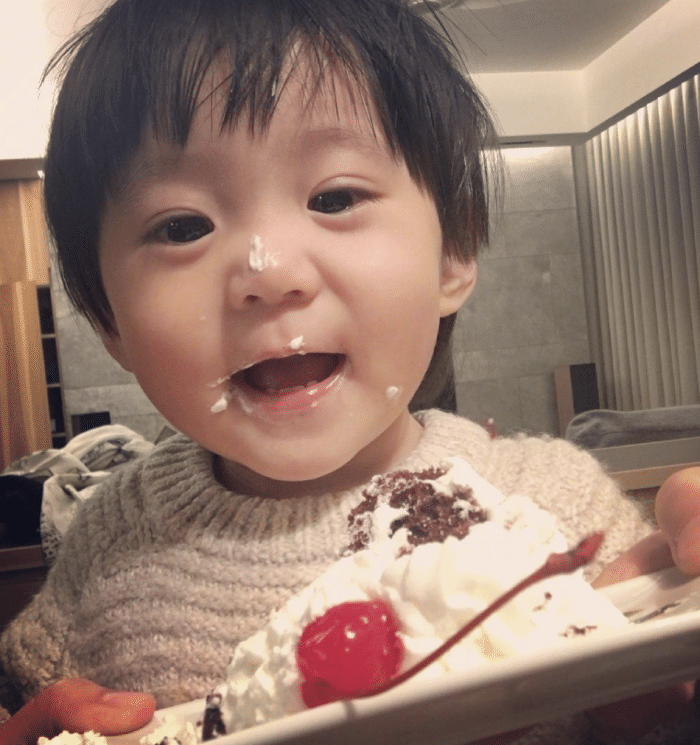 咘咘凌晨五点多起床做功课，戴着眼镜超专注，贾静雯却反而不适应