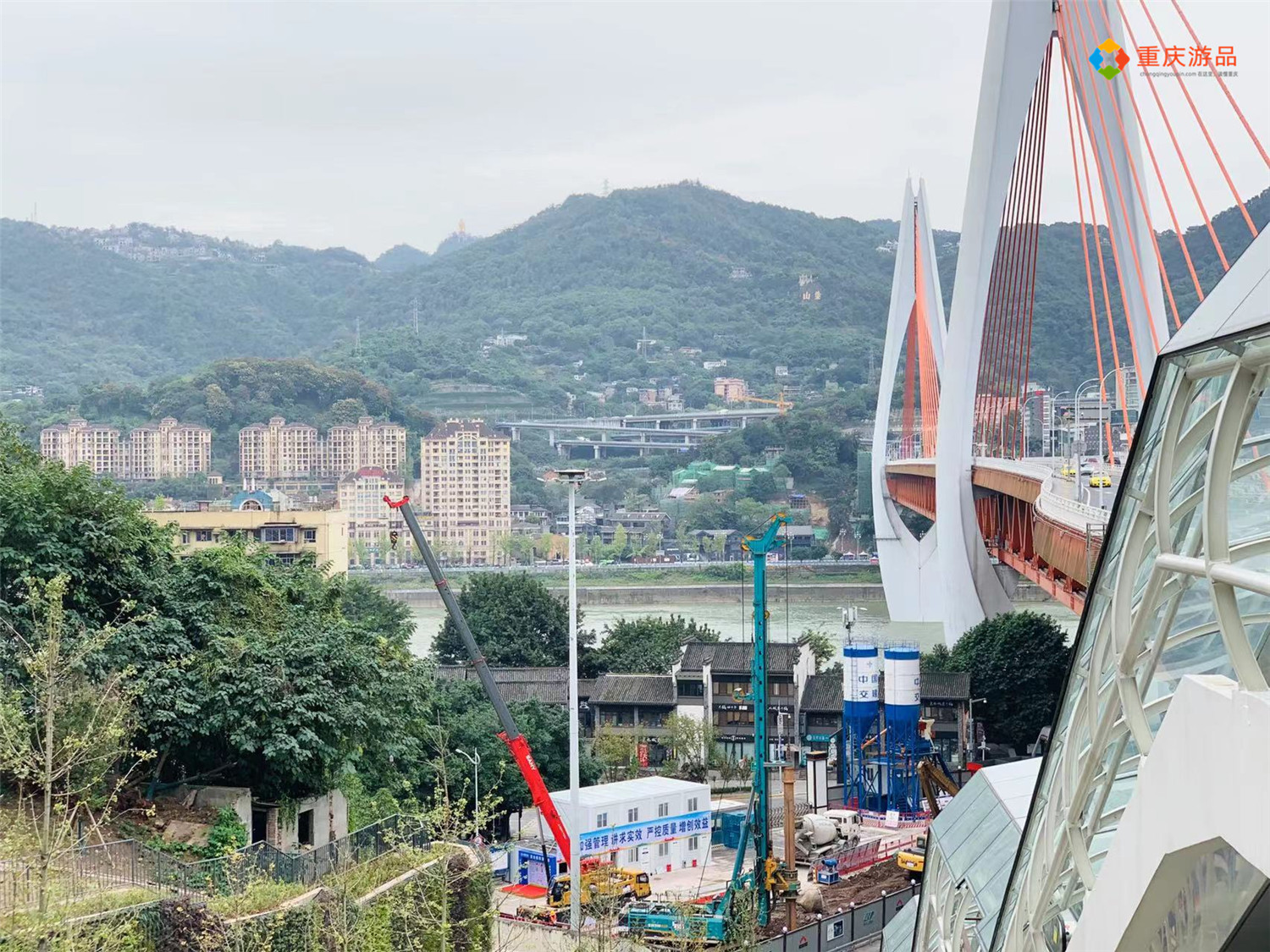 重庆又火了！300米观景步道却有19道拐，网友：不愧是山城