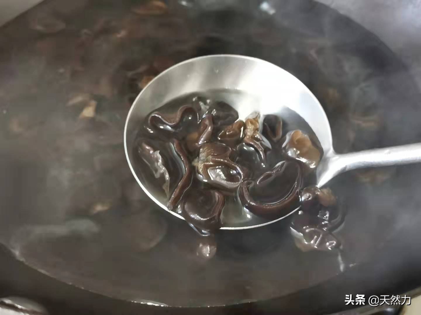 饭店的洋葱拌木耳是怎么做出来的，告诉你步骤和技巧，收藏好哦