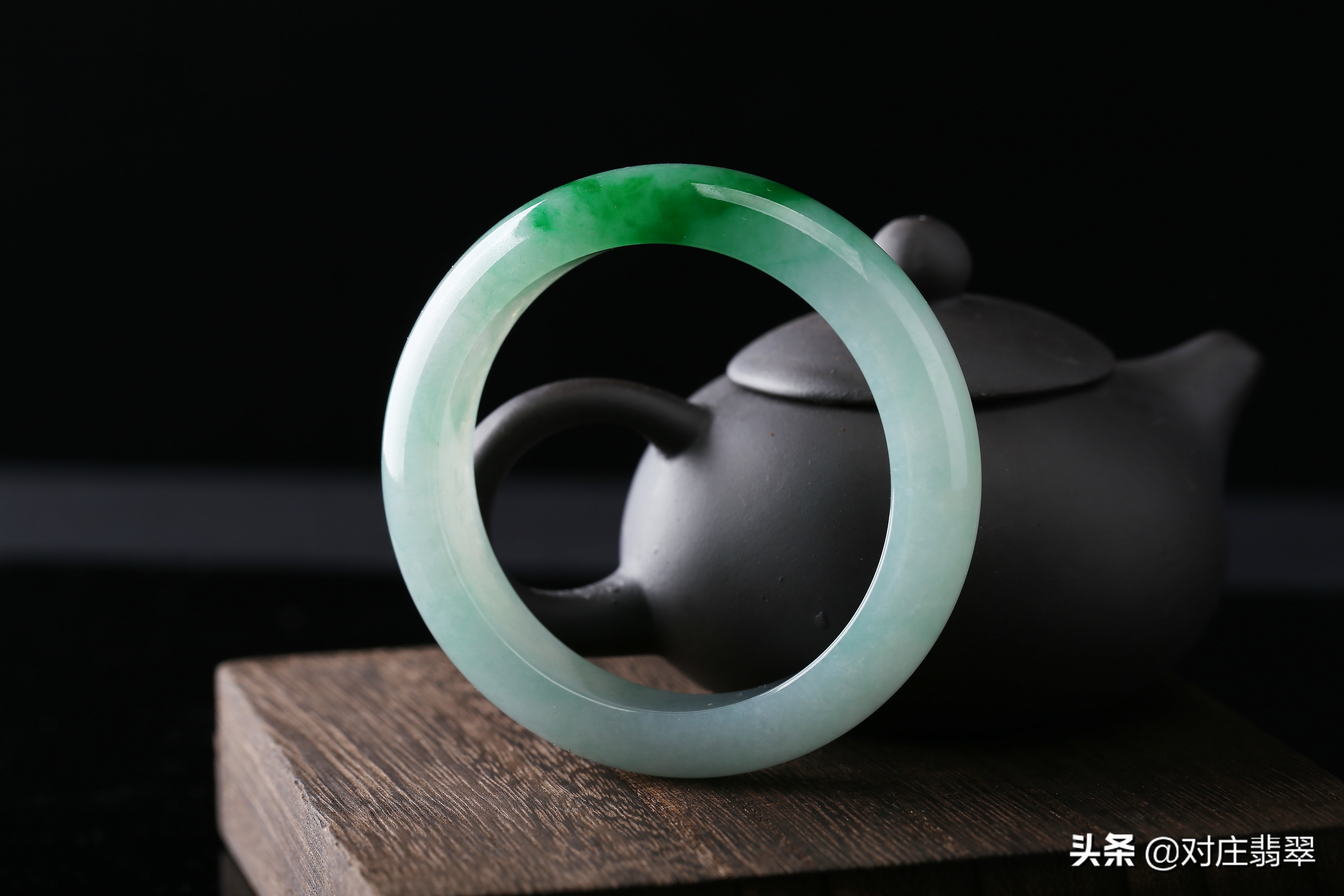 其中白冰种,白底青,玻璃种都是白色翡翠里更受欢迎的种类,是一种君子