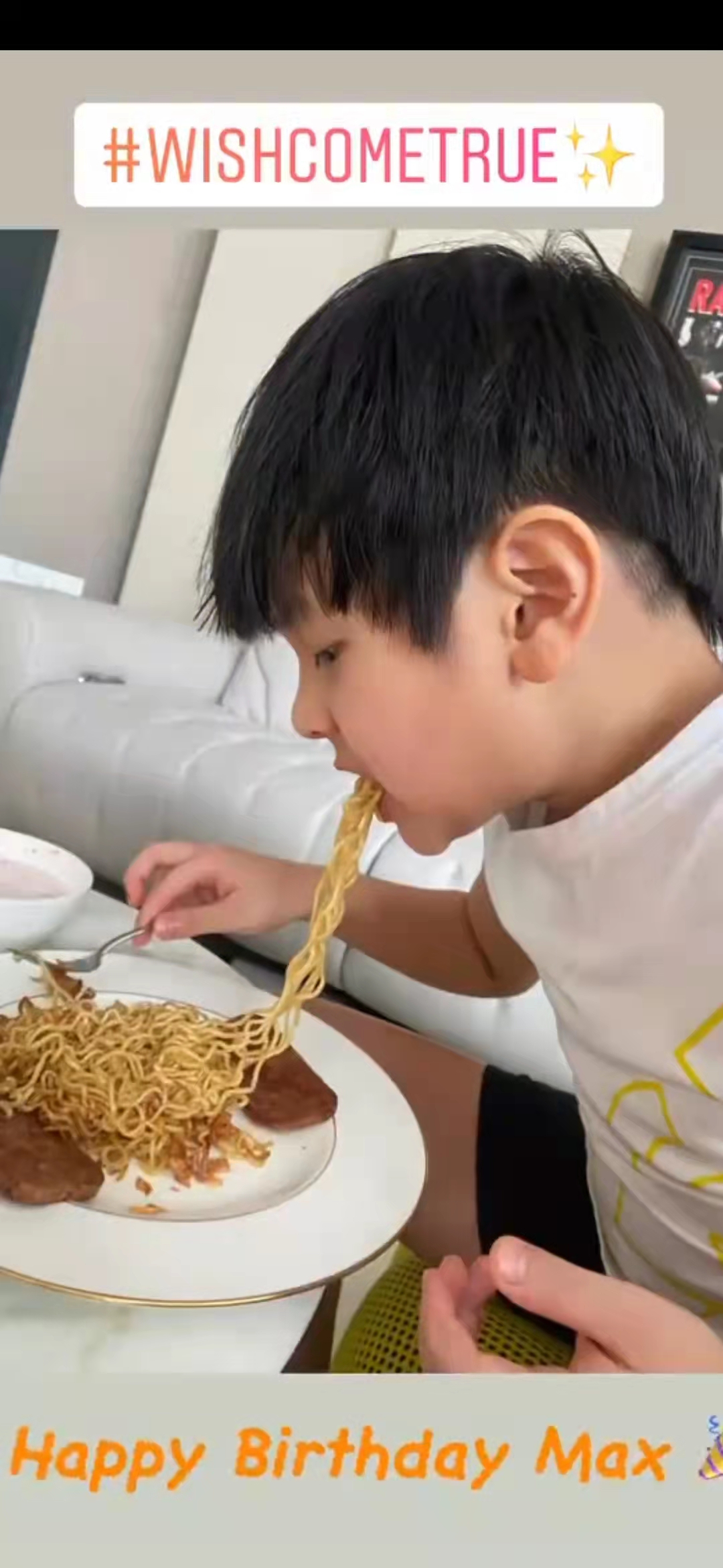 吴尊晒妻子儿子生日照，将林丽吟搂在怀里接吻，8岁Max帅气依旧
