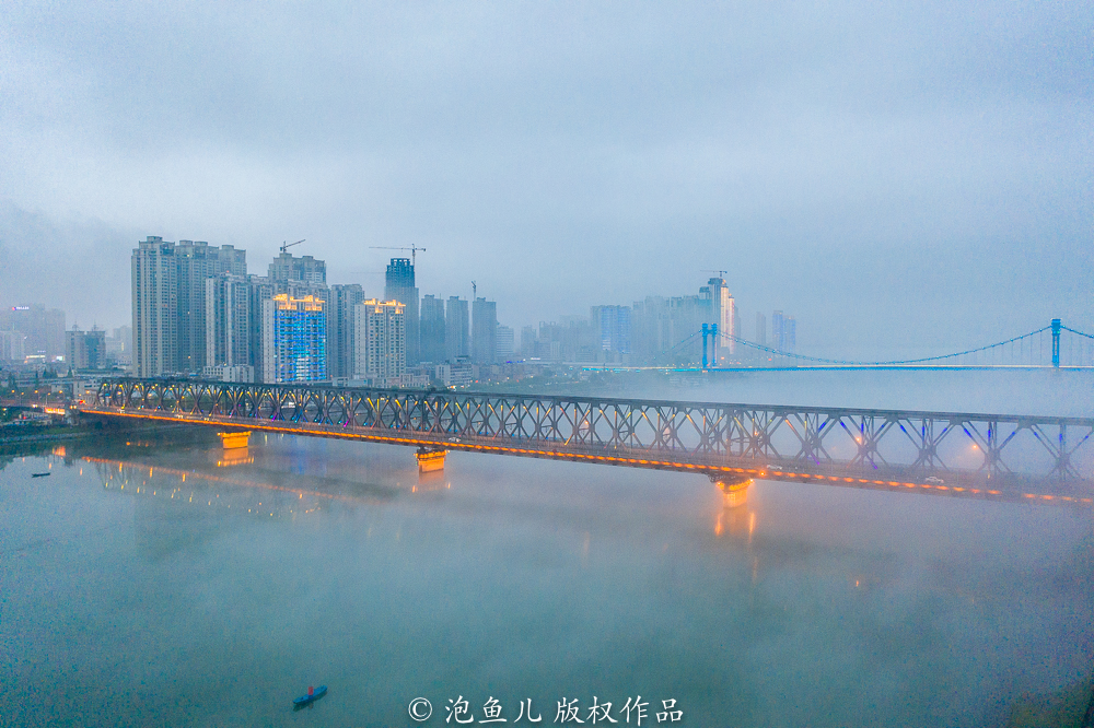 难得一见！下雨天出现平流雾奇观，襄阳古城秒变“海市蜃楼”