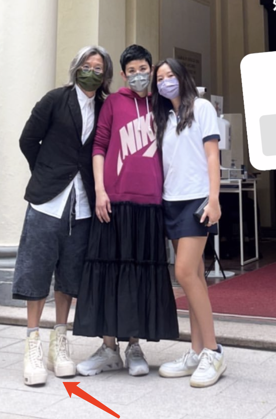 吴君如带丈夫女儿回母校，陈可辛厚底鞋抢镜，女儿身高快赶上妈妈