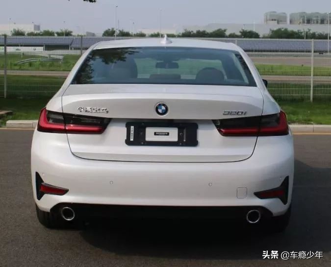 30.78万起！新款奔驰C 200 L上市，这回宝马3系全面胜出？