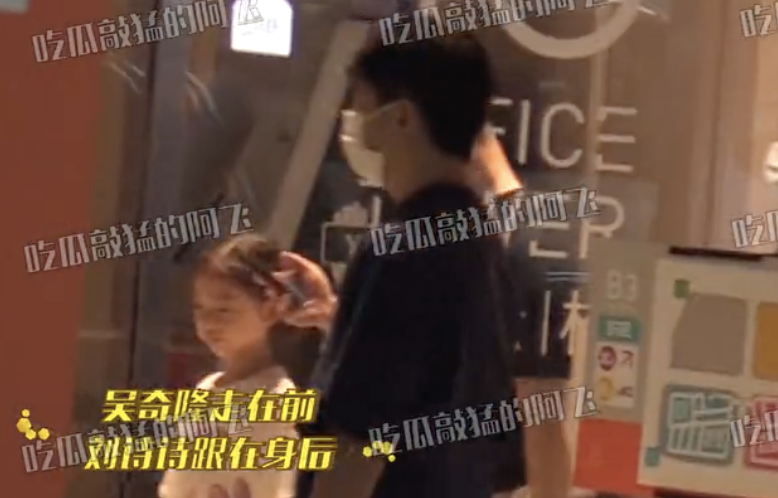 吴奇隆一家三口逛超市，刘诗诗推着婴儿车，步步肉嘟嘟萌态十足