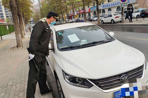 郑州街头出现辆“鄂”牌照轿车，车窗提示亮了！