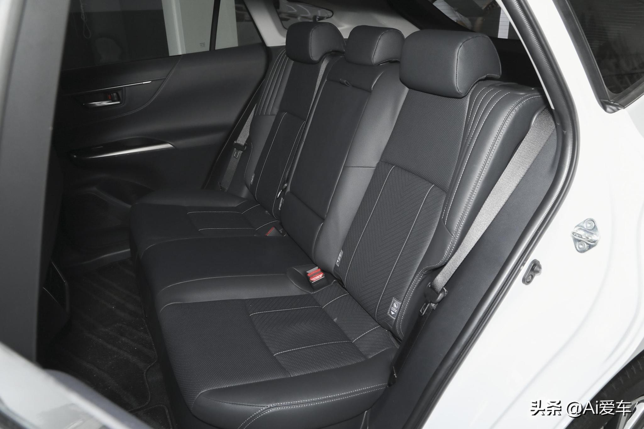 4.5L油耗，丰田新款家用SUV，外观新潮内饰高档，实拍凌放HARRIER