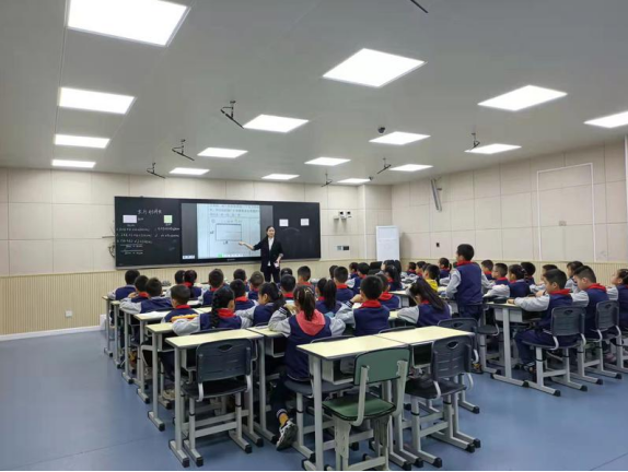成都市双流区协和实验小学龚启成工作室开展教师听评课教研活动