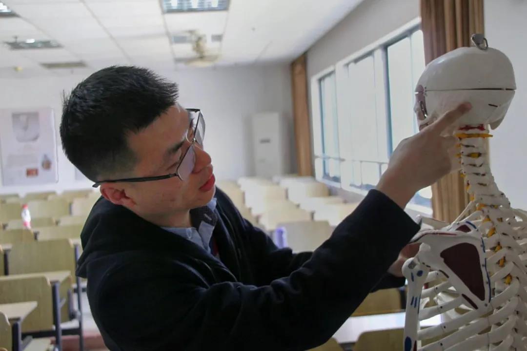 这个90后教师，将说“人”解字搬入解剖学课堂