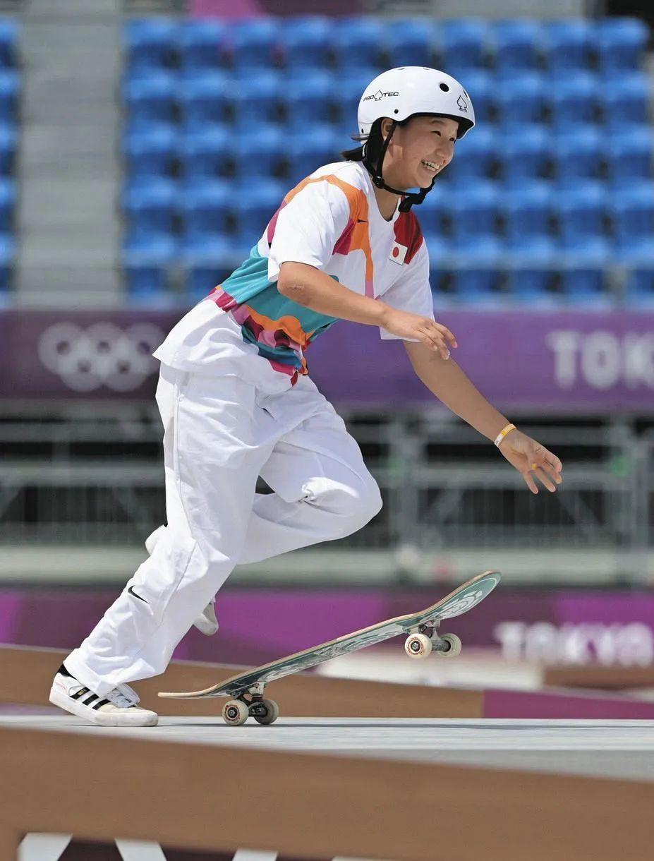 日本13岁滑板少女，第一次上奥运就获得了金牌，这真是让人酸了！_图片 No.3