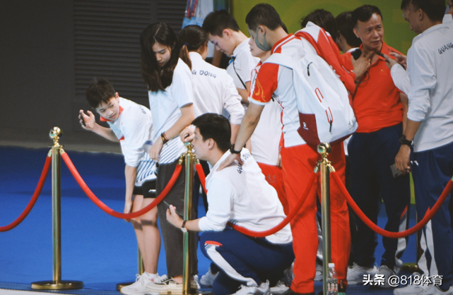 高甜!全红婵追星师兄彭健烽,获赠朱鹮吉祥物惊喜,一脸娇羞偷瞄他